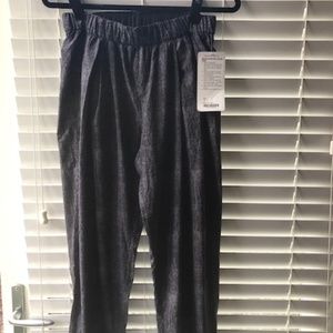 Lululemon CAPRI  Rolling w/My Omies NWT! 6